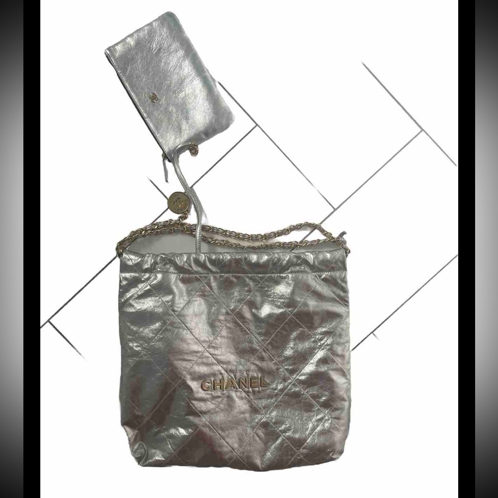 Silver bag with logo Chanel .